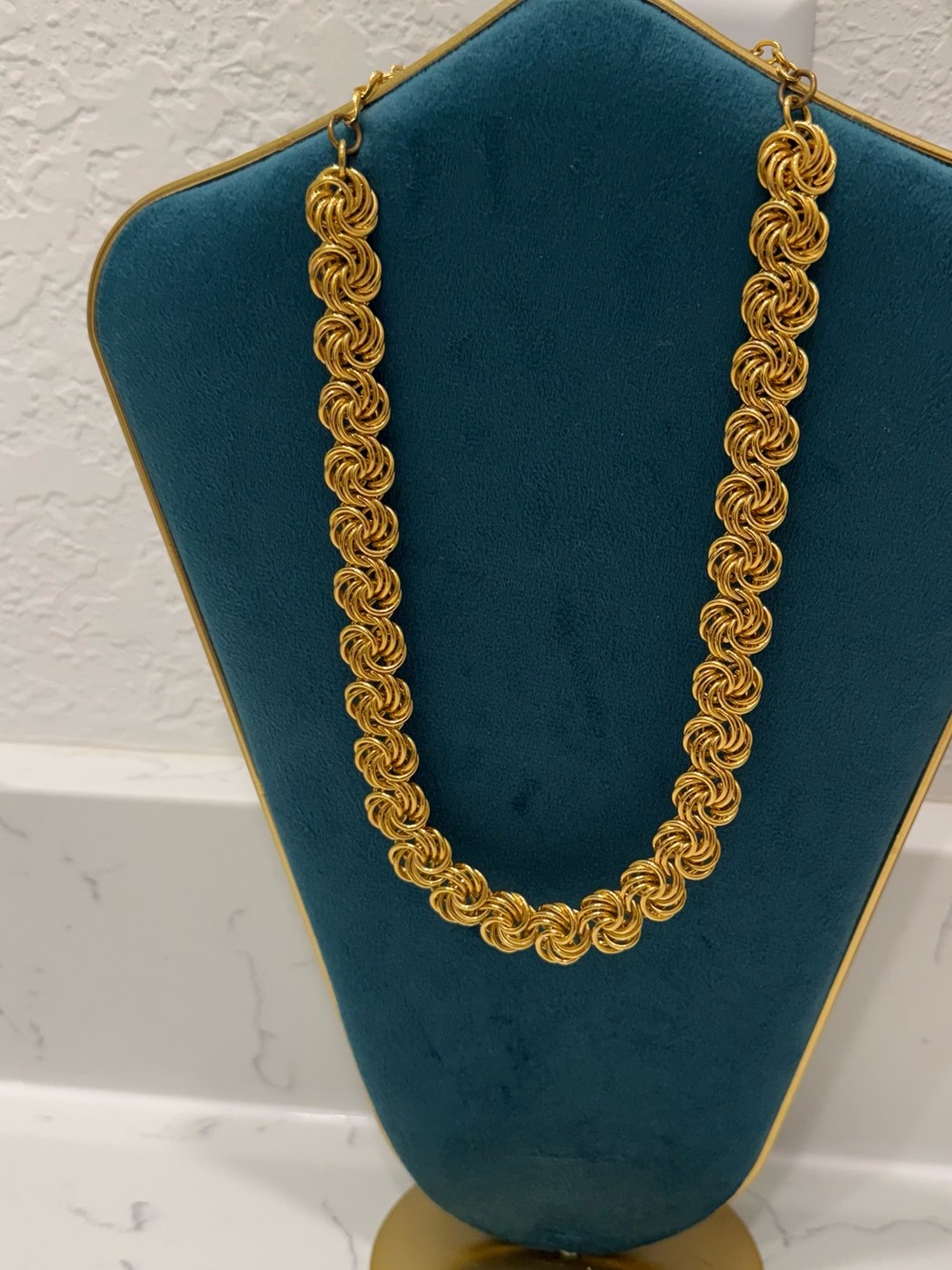 Gold tone spiral wreath Link Necklace Vintage- Women Jewelry